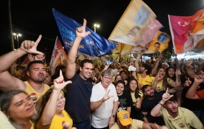lucas-e-joao-encerram-1o-dia-de-campanha-com-grande-caminhada-na-orla-de-jp