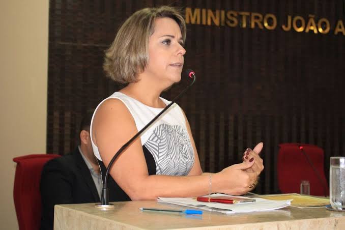 ex-secretaria-de-cicero-em-jp-deixa-gestao-de-leo-bezerra-e-adere-a-base-de-lucas-ribeiro
