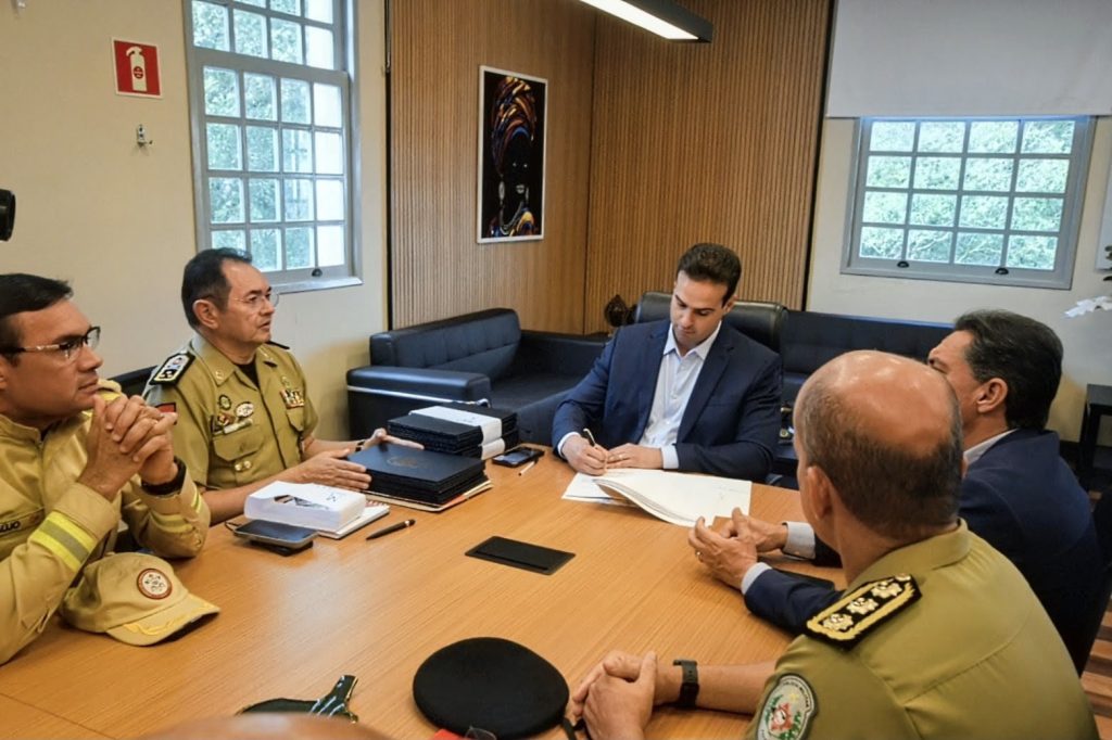 lucas-ribeiro-assina-atos-promocionais-de-policiais-e-bombeiros-militares