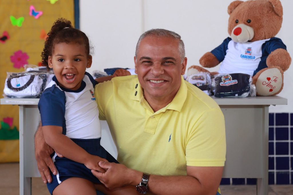 cabedelo:-evilasio-cavalcanti-reforca-investimentos-na-educacao-com-entrega-de-fardamentos-e-kits