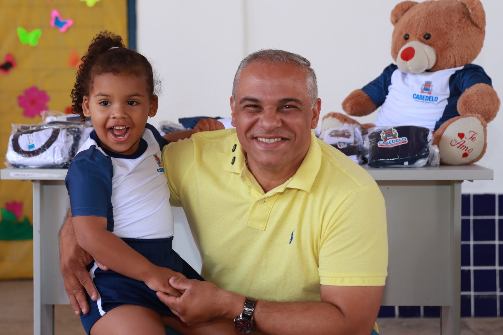 cabedelo:-evilasio-cavalcanti-reforca-investimentos-na-educacao-com-entrega-de-fardamentos-e-kits