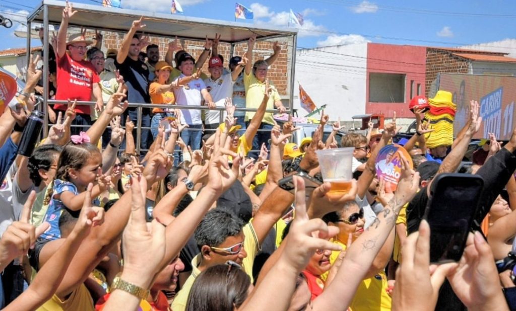 lucas-destaca-investimentos-em-estradas,-agua-e-infraestrutura-durante-caravana-pelo-cariri