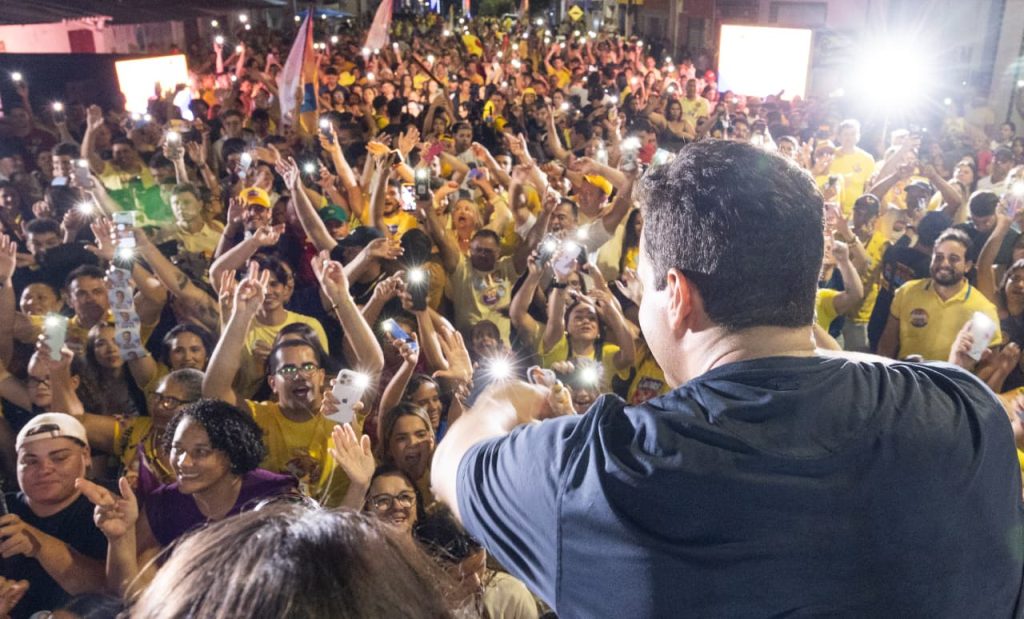 apos-260-km-e-dez-cidades,-lucas-encerra-1o-dia-da-caravana-com-grande-comicio-em-juazeirinho