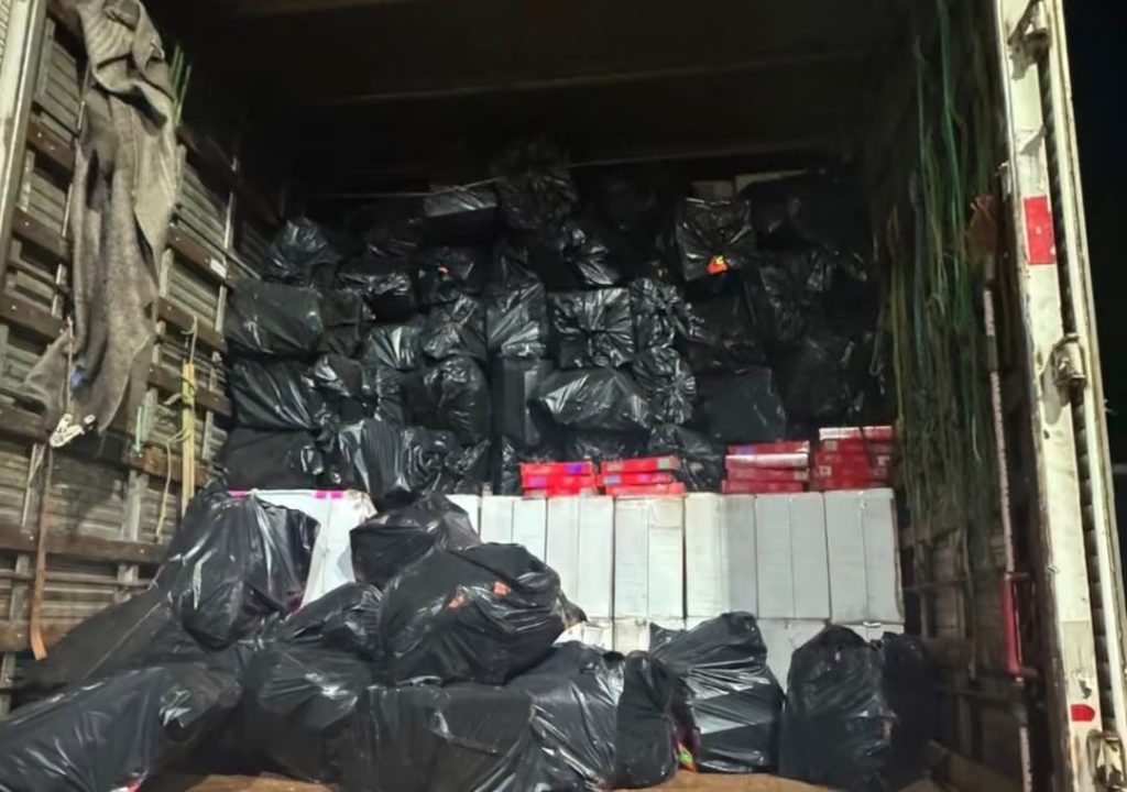 prf-apreende-mais-de-25-mil-pacotes-de-cigarros-contrabandeados-na-br-230,-na-pb