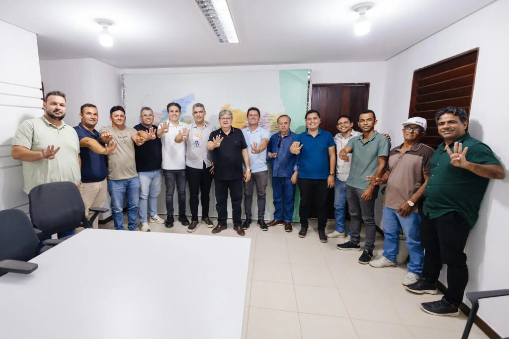 prefeito-de-lagoa-de-dentro-deixa-veneziano-e-anuncia-apoio-a-joao-azevedo-ao-senado