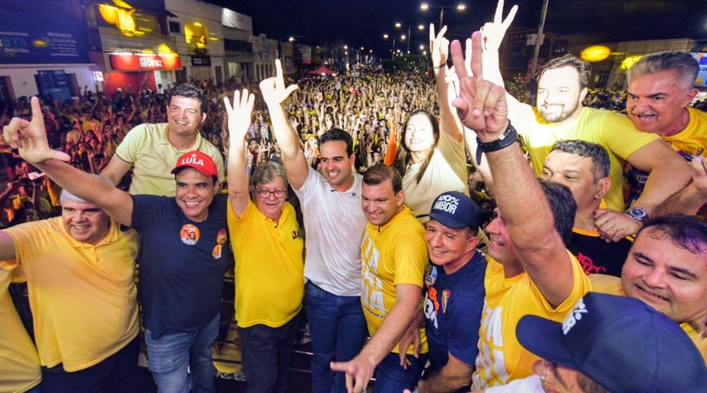 lucas-percorre-100-km-e-encerra-caravana-com-grande-comicio-em-itabaiana