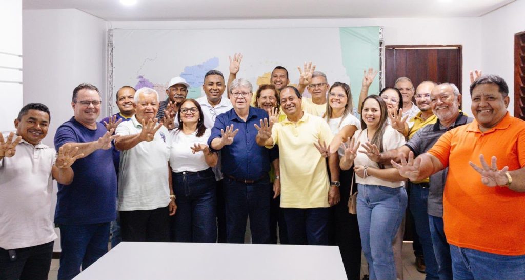 joao-azevedo-recebe-apoio-de-liderancas-de-oposicao-de-piloezinhos,-lucena-e-inga