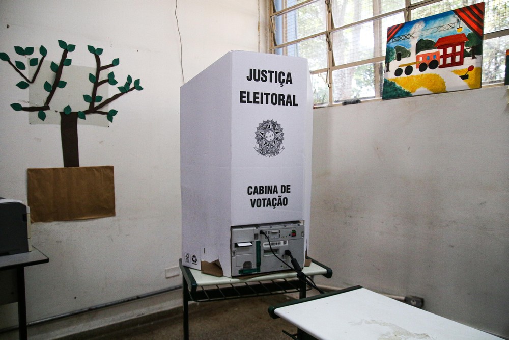dois-eleitores-sao-presos-apos-utilizarem-celulares-dentro-das-cabines-de-votacao,-na-pb