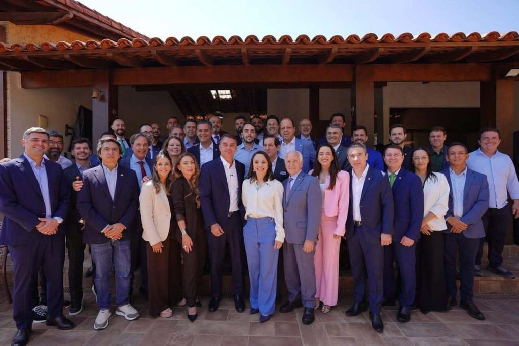 romero-rodrigues-segue-podemos-e-anuncia-apoio-a-flavio-bolsonaro