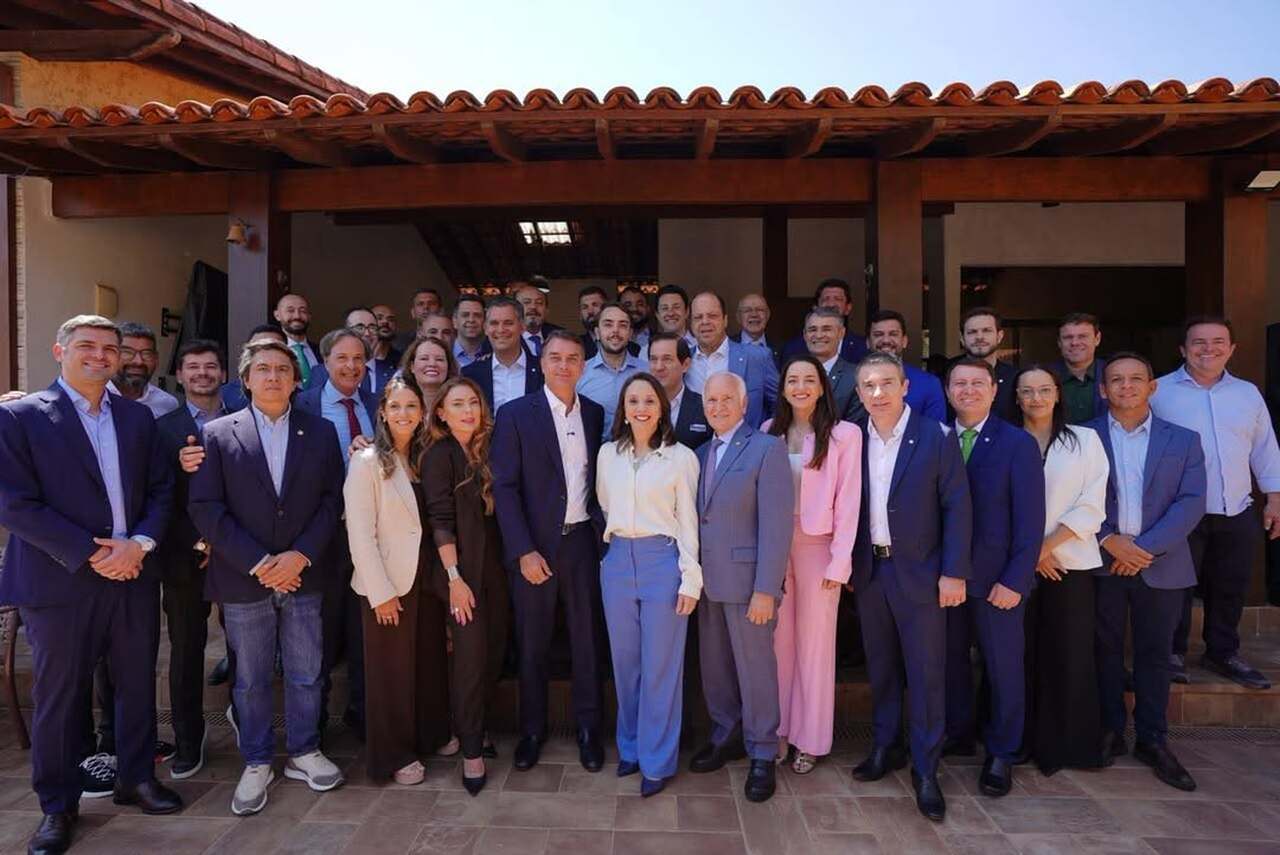 romero-rodrigues-segue-podemos-e-anuncia-apoio-a-flavio-bolsonaro