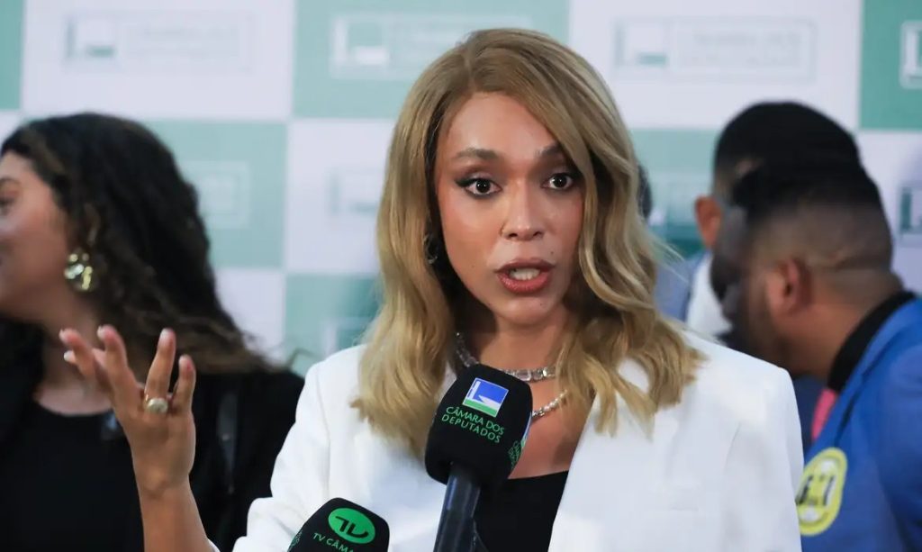 erika-hilton-participa-de-ato-pro-lula-em-joao-pessoa-nesta-terca-feira