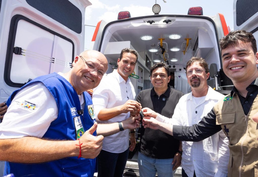 lucas-visita-centro-de-hemodialise-de-pombal-e-entrega-veiculos-para-saude-no-sertao