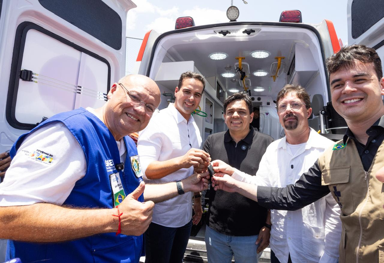 lucas-visita-centro-de-hemodialise-de-pombal-e-entrega-veiculos-para-saude-no-sertao