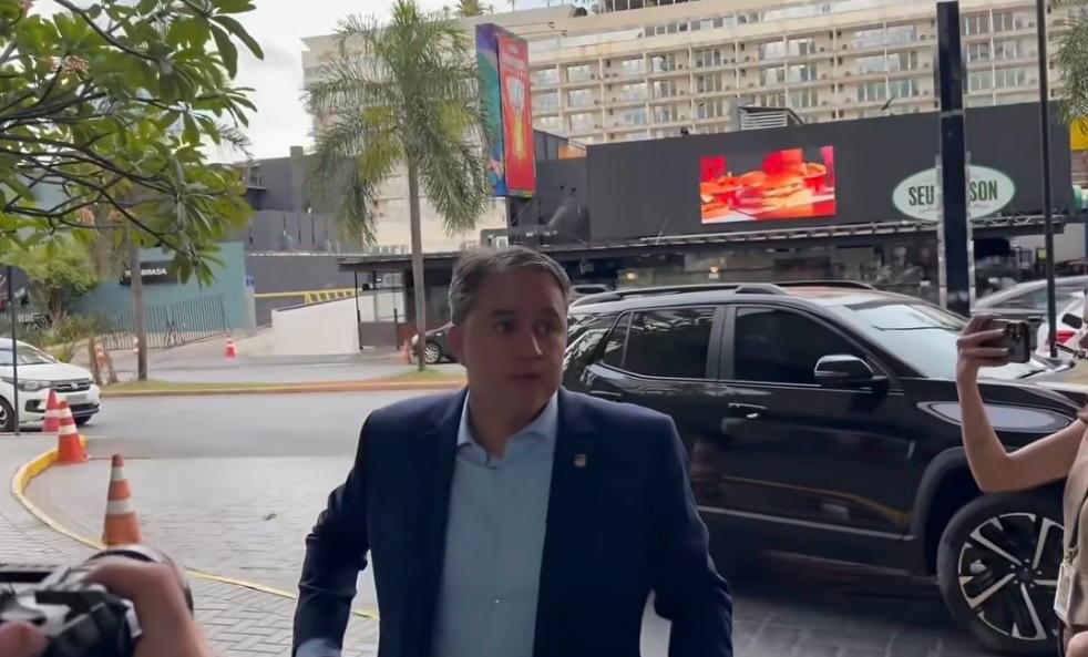 efraim-se-reune-com-valdemar-costa-neto-para-discutir-fuga-de-flavio-bolsonaro
